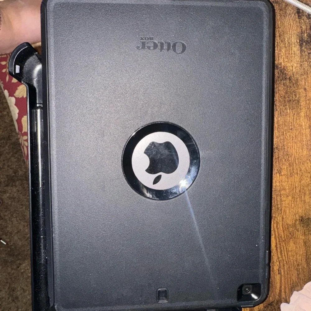 Apple IPad 9th Generation. 64GB. Comes with otter box NO charger.